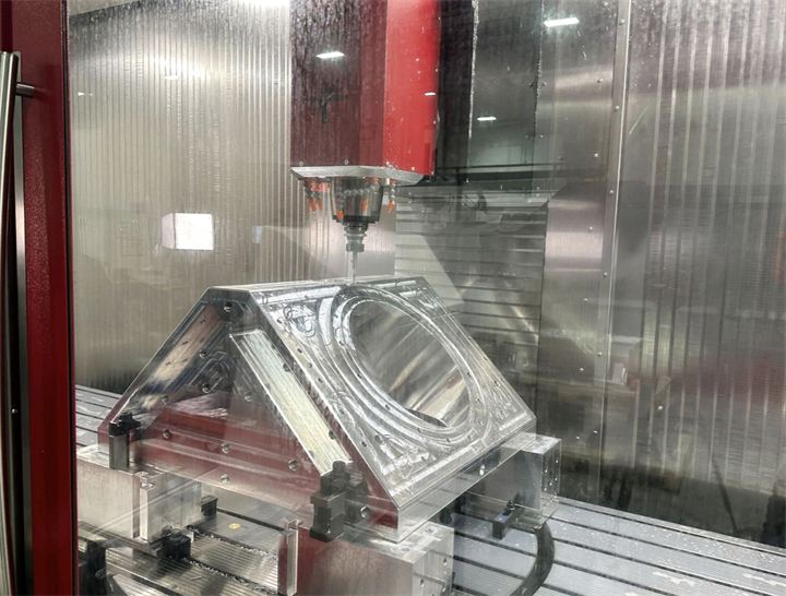 Large aluminium component in the machine